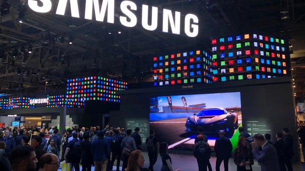 Samsung-Logo über Bildschirmen und Zuschauern