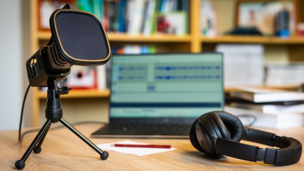 Mikrofon angeschlossen an einen Laptop auf einem Schreibtisch