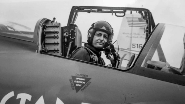 Ein Fotoreporter sitzt in einem amerikanischen Kampfjet mit geöffneter Glashaube.