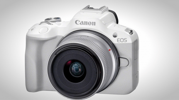 Die Kamera EOS R50 von Canon mit weißem Gehäuse.