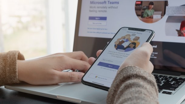 Microsoft Teams auf Handy und Laptop