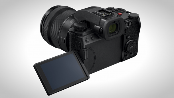 Die Kamera Lumix S5IIx von hinten mit aufgeklapptem Display