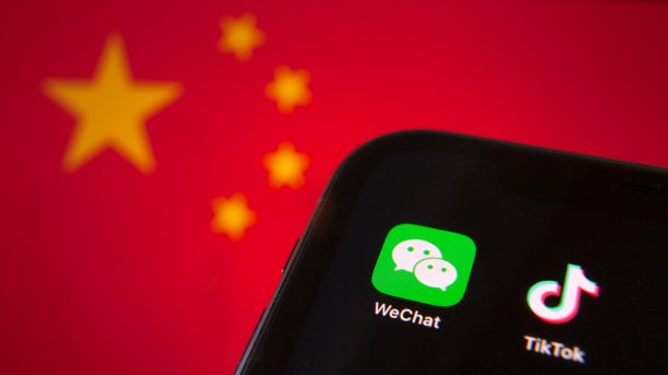 App-Icons Wechats und Tiktoks auf einem Handybildschirm, dahinter die Flagge der Volksrepulik China