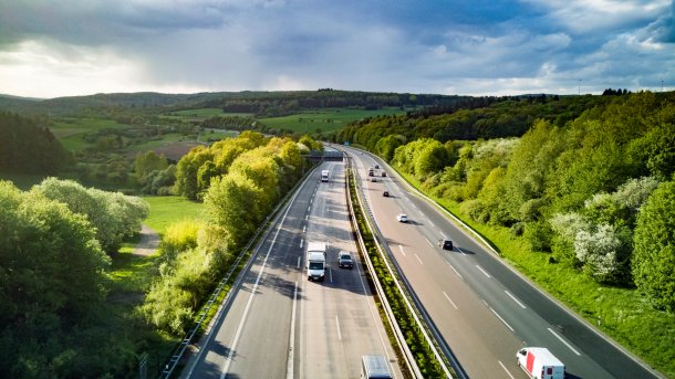 Eine wenig befahrene Autobahn durch grüne Landschaft