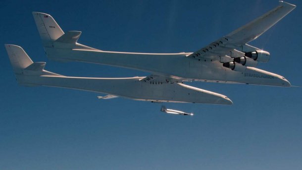 Stratolaunch testet erfolgreich Separation von Hyperschallflugzeug Talon A heise online