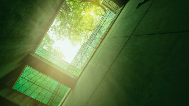 Bürogebäude mit grünen Lichtakzenten