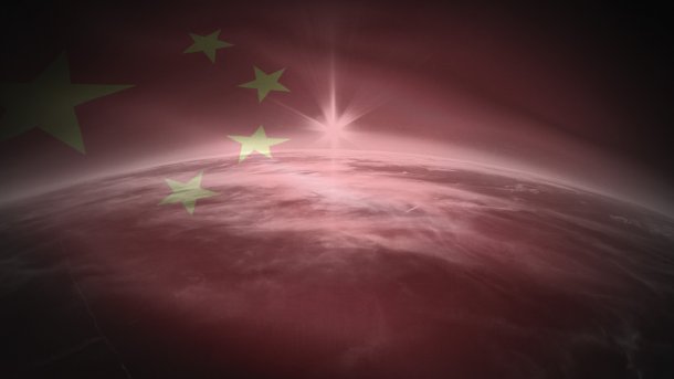Chinesische Flagge vor Satellitenaufnahme der Erde