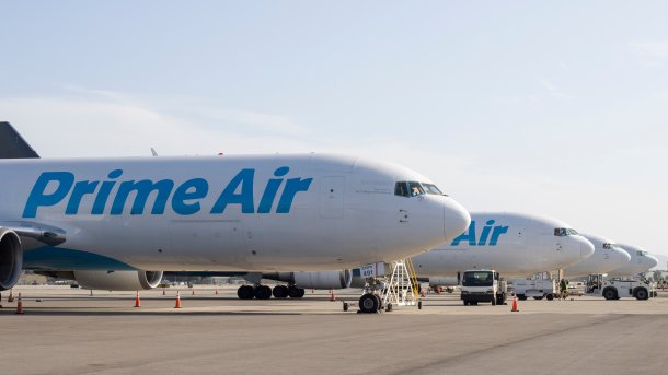 Amazon Prime Air Flotte auf dem Ontario International Airport (ONT) in Kalifornien.