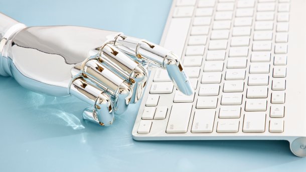Roboterhand auf Tastatur