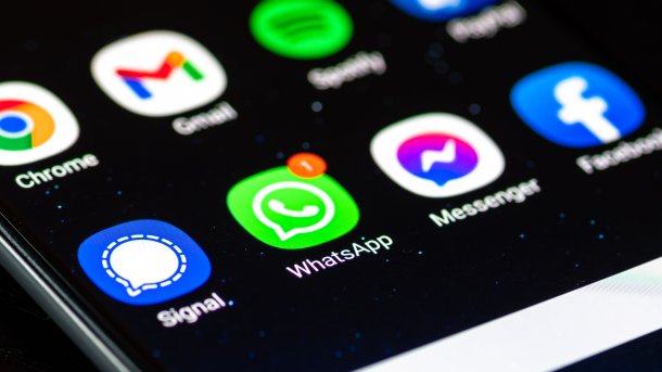 Die Symbole verschiedener Chat-Anwendungen auf dem Bildschirm eines Smartphones.