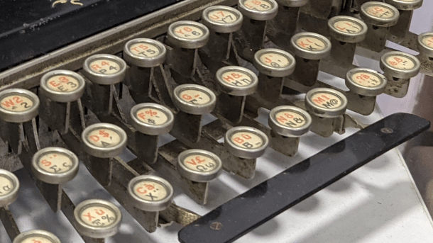 Nahaufnahme der Tastatur einer Harmond Multiplex Schreibmaschine