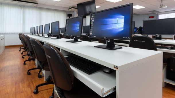 Monitore und Windows-PCs in Schulungsraum