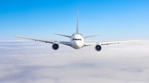 Fliegendes Passagierflugzeug