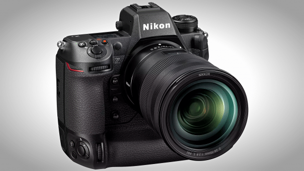 Die Kamera Nikon Z9 mit Kit-Objektiv.