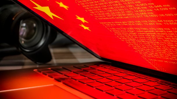 Chinesische Flagge auf dem Bildschirm eines Laptops