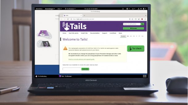 Screenshot vom Tails-Desktop auf Laptop auf Tisch