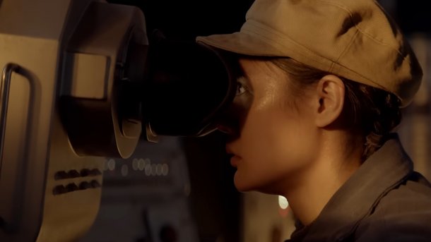 Frau schaut mit großen Augen durch Teleskop