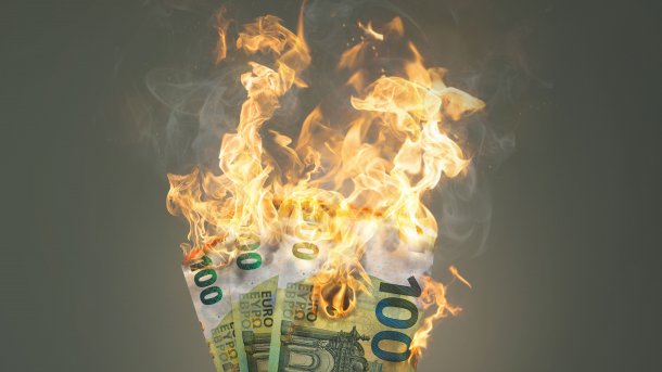 Burning,Money,-,100,Euro,Banknotes,On,Fire