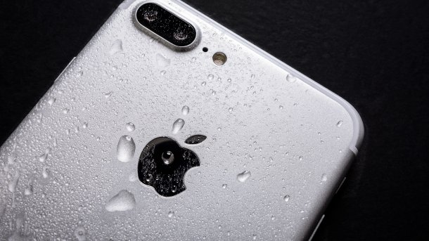 iPhone mit Wassertropfen