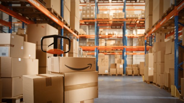 Lagerhaus mit Amazon-Paketen