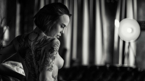 Für stilvolle Aktbilder sollten das Licht und die Stimmung am Set passen (Modell Miri Be, Lyke-Studio Frankfurt). , 