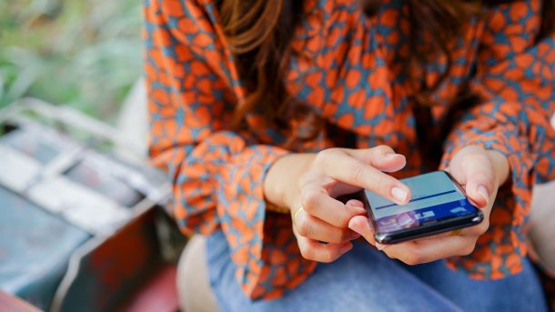 Eine Frau bedient ein Handy