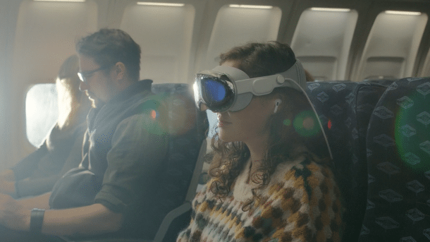 Frau trägt Vision Pro im Flugzeug