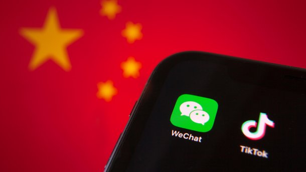 App-Icons Wechats und Tiktoks auf einem Handybildschirm, dahinter die Flagge der Volksrepulik China