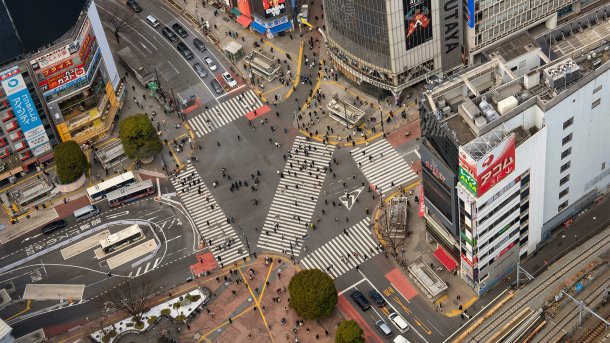 Die Shibuya-Kreuzung in Tokio ist die verkehrsreichste Fußgängerkreuzung der Welt. Alle zwei Minuten – in jeder Ampelphase – überqueren 3000 Menschen die Straße., Picture alliance / robertharding