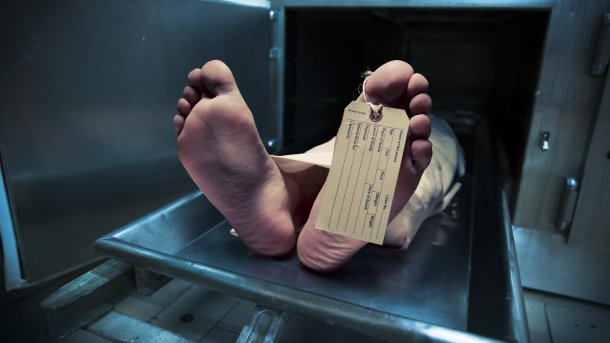 Mit Etikett versehene Füße eines toten Menschen im Kühlhaus