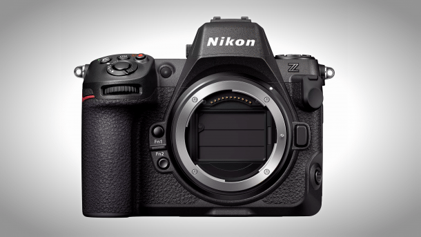 Die Kamera Nikon Z8 von vorne, ohne Objektiv und mit offenem Bajonett.