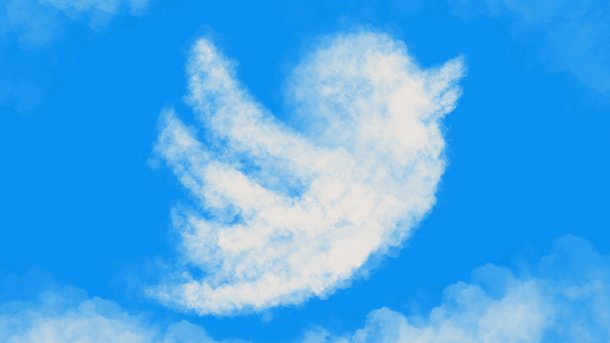 Twitter-Vogel in den Wolken