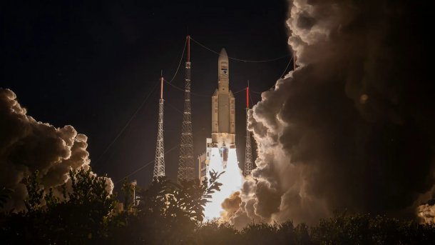 Ariane 5 Rakete hebt ab im Dunkeln