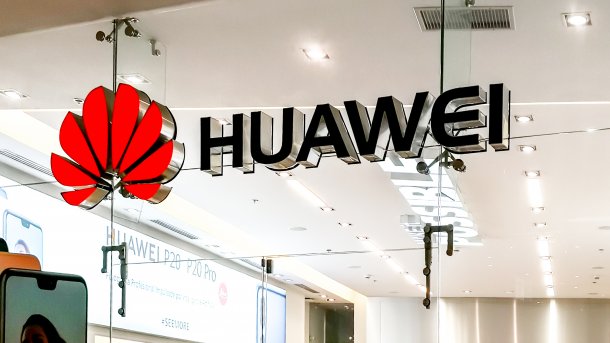 Huawei-Schriftzug über der Glastür eines Ladens