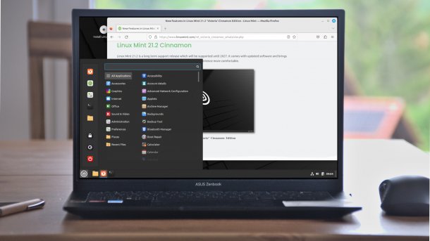 Linux Mint 21.2-Desktop auf Notebook auf Tisch