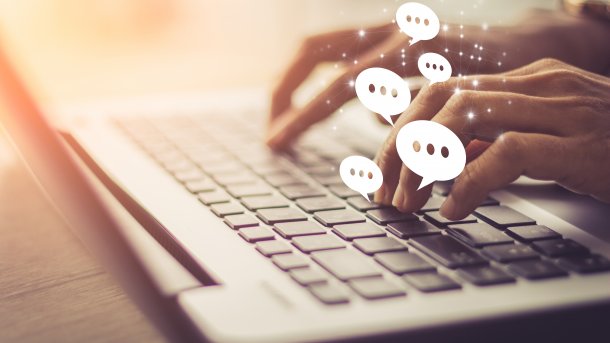 Frau tippt an Laptop Kommentare