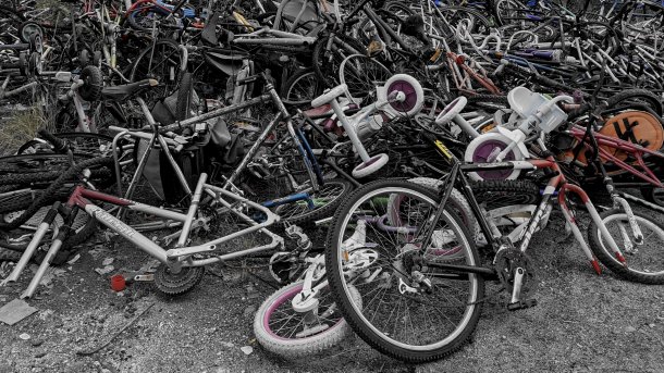 Ein großer Haufen kaputter Fahrräder