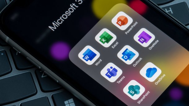 Handy zeigt "Microsoft 365" und Icons für Word, Excel, Powerpoint, Teams, Outlook, Onenote, Sharepoint und Onedrive