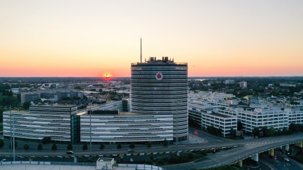 Fotografie des Firmensitzes von Vodafone in Düsseldorf mit einem Sonnenuntergang im Hintergrund