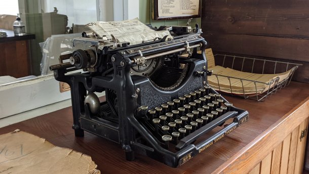 mechanische Schreibmaschine mit eingespanntem Formular steht auf einem Tisch