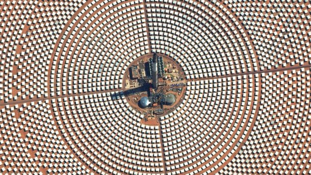 At the Noor III solar tower power plant in Morocco, mirrors on more than 600 hectares reflect sunlight onto a 240-meter-high tower.  It can generate up to 140 megawatts.  Hydrogen could also be produced and exported using the electricity.  , Maxar/Getty Images