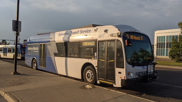 Weiß-Blauer Öffi-Bus mit Zielanzeige "Mill Woods TC" steht an einer Haltestelle