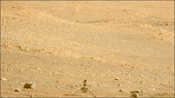 Kleiner Helikopter in Marslandschaft