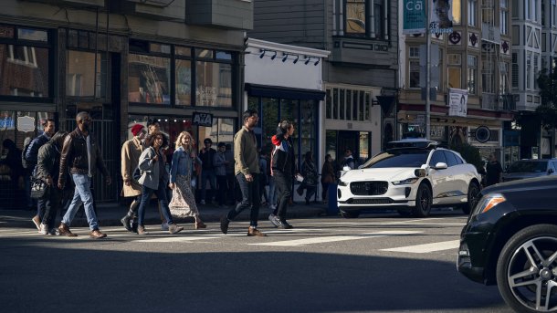 Fußgänger und Robotaxi