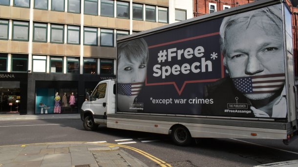 Transporter mit Anzeige für Assange
