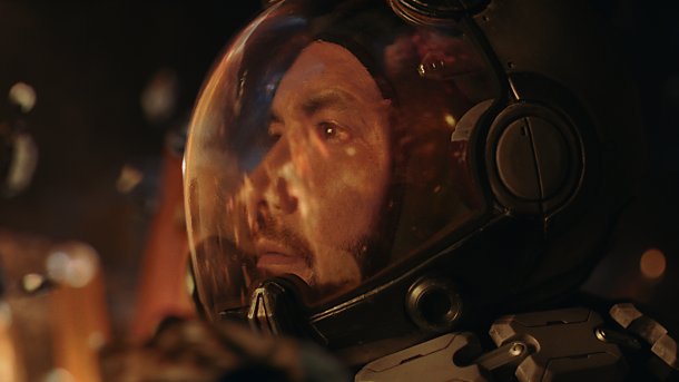 Screenshot aus Starfield zeigt ein Gesicht hinter einem Helmvisier
