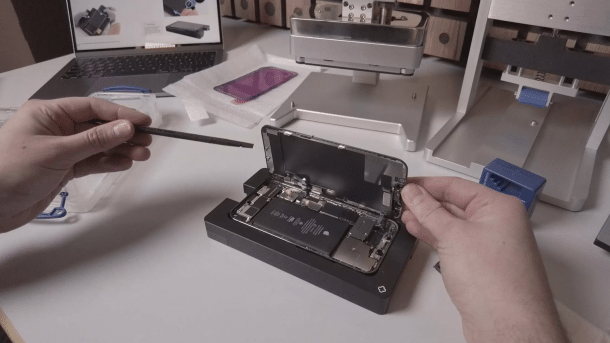 Ein geöffnetes iPhone bei der Reparatur