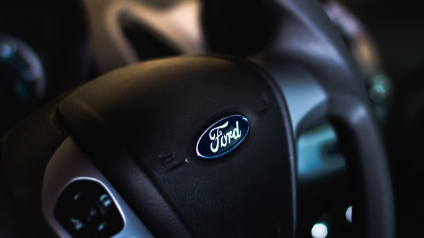 Ford-Logo auf Lenkrad