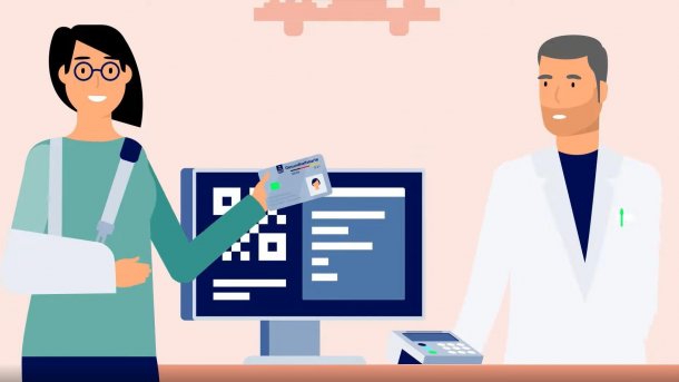 Frau mit Verband zeigt Person am Computer ihre elektronishce Gesundheitskarte. Der Mann hat ein Kartenterminal vor sich und einen Computer hinter sich.