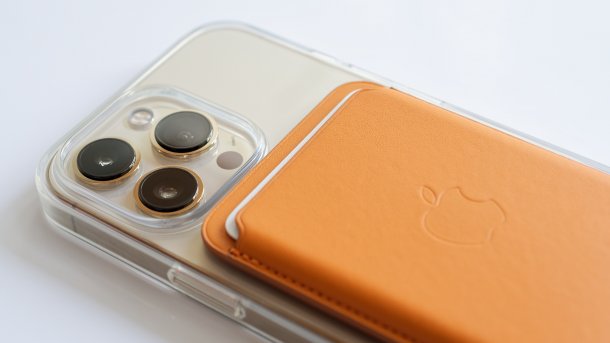 Graues iPhone mit orangem Wallet